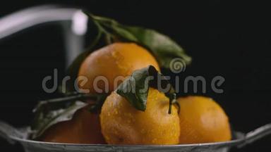 在视频中，我们看到橘子，橘子躺在滑梯上，橘子上覆盖着水滴，在背景上我们可以看到